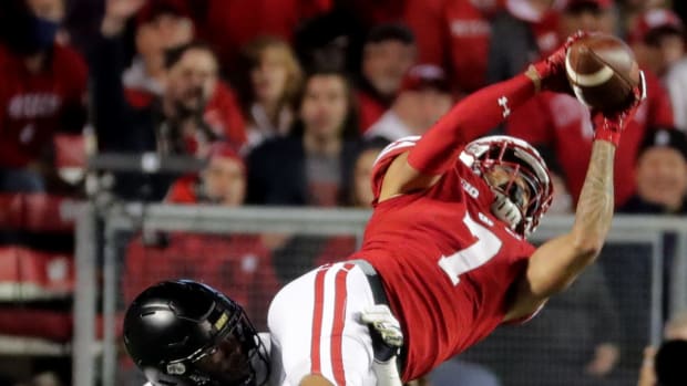 Wisconsin wide receiver Danny Davis III (7) snare a reception for 37 yards while being covered by Army cornerback Julian McDuffie (3) during the second quarter of their game Saturday, October 16, 2021 at Camp Randall Stadium in Madison, Wis.MARK HOFFMAN/MILWAUKEE JOURNAL SENTINEL Mjs Uwgrid17 4 Jpg Uwgrid17